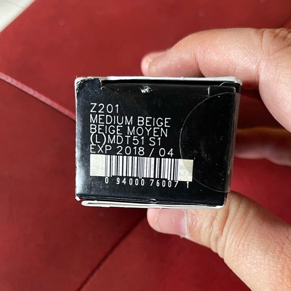 Avon Flawless Liquid Foundation Medium Beige - Picture 2 of 3